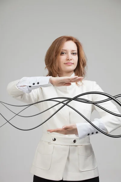 Frau mit elektrischen Kabeln oder Drähten, geschwungenen Linien — Stockfoto