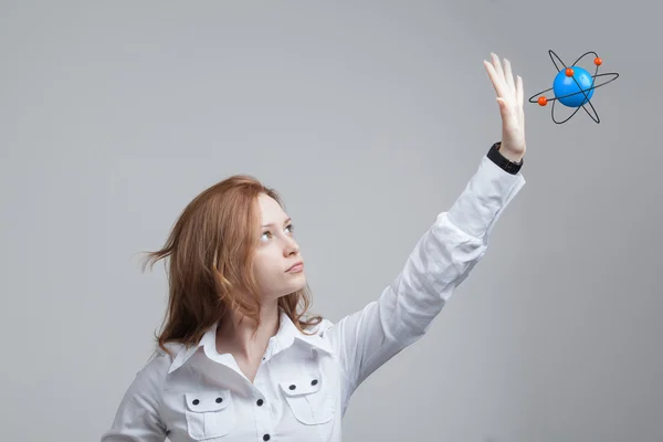 Mujer científica con modelo atómico, concepto de investigación — Foto de Stock