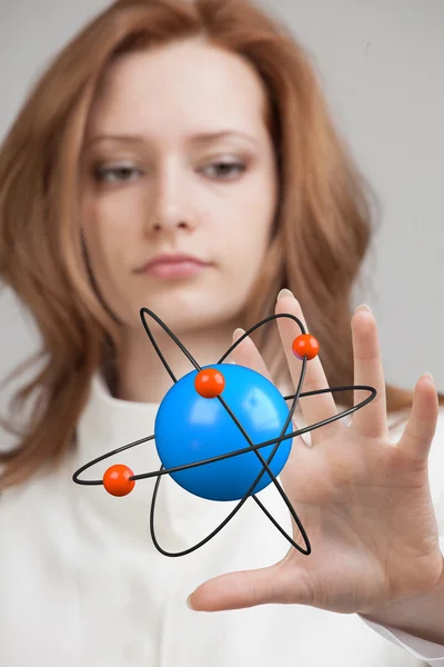 Wissenschaftlerin mit Atommodell, Forschungskonzept — Stockfoto