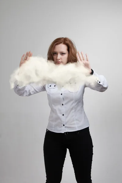 Jeune femme et cloud, concept de cloud computing — Photo