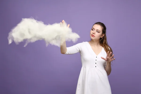 Mujer joven sosteniendo tableta y nube, concepto de computación en nube — Foto de Stock