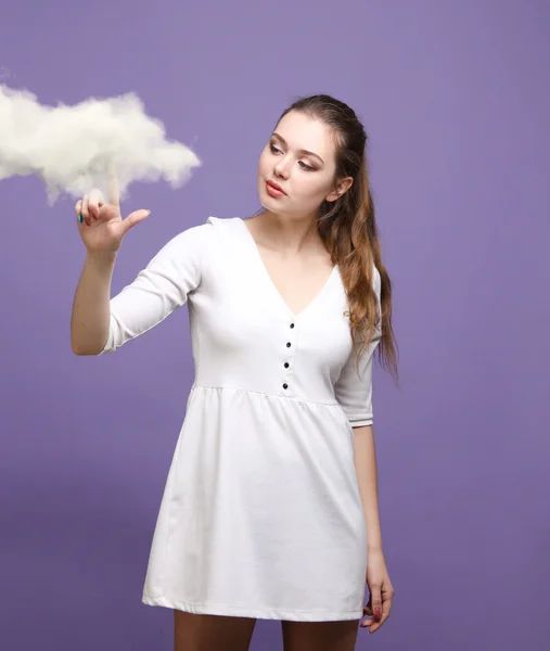 Giovane donna con tablet e cloud, concetto di cloud computing — Foto Stock