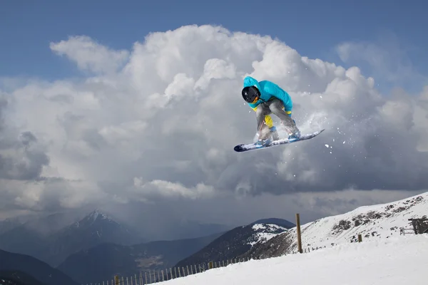 Snowboard rider saltando en las montañas. Extremo snowboard freeride sport. — Foto de Stock