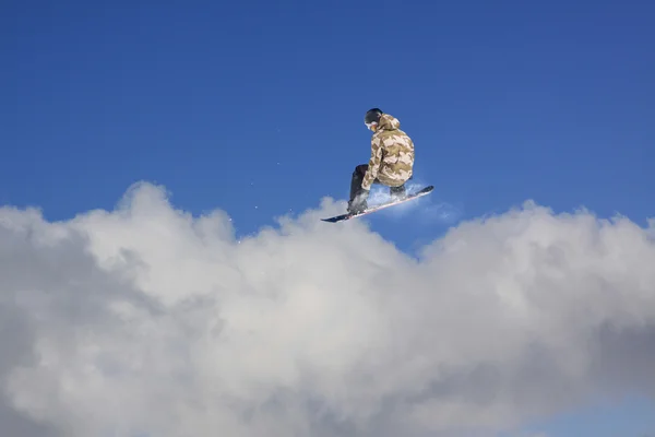 Snowboard rider saltando en las montañas. Extremo snowboard freeride sport. — Foto de Stock