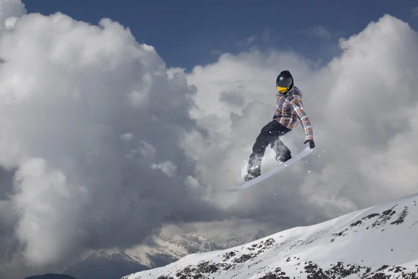 Snowboard ryttare hoppar på berg. Extrem snowboard freeride sport. — Stockfoto