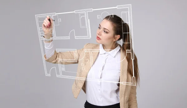 Architektin arbeitet mit virtuellem Wohnplan — Stockfoto