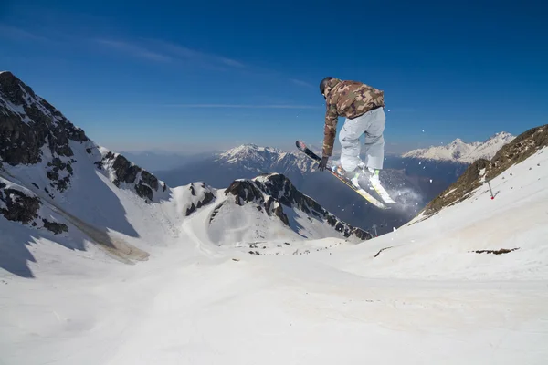 Ski rider springen op de bergen. Extreme freeride skisport. — Stockfoto