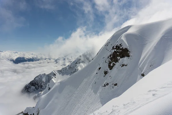 Kış dağ manzarası ve bulutlu gökyüzü. — Stok fotoğraf