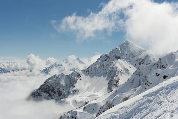 Vinter bergslandskap och mulen himmel. — Stockfoto