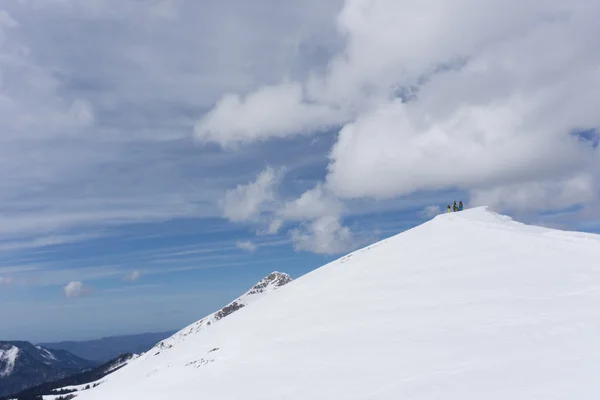 Vinter bergslandskap och mulen himmel. — Stockfoto