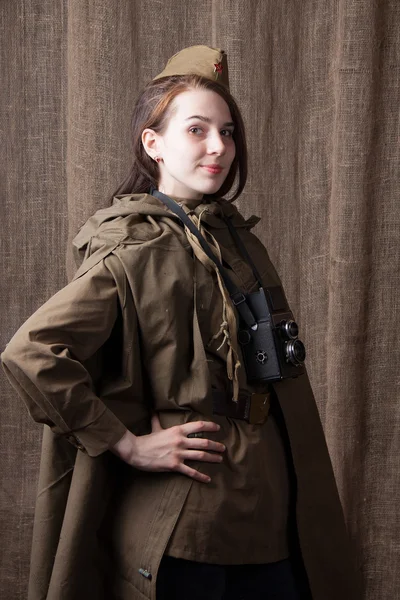 Mujer con uniforme militar ruso con cámara. Corresponsal de guerra femenina durante la Segunda Guerra Mundial . —  Fotos de Stock