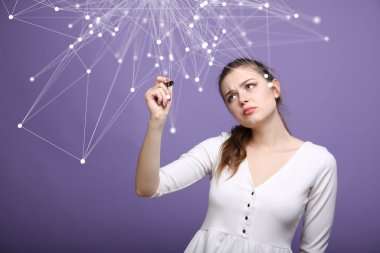 Küresel ağ bağlantı kavramı, fütüristik bilgisayar arayüzü ile çalışan kadın.