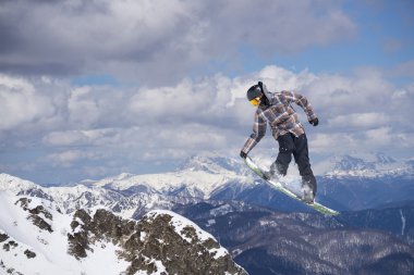 Dağlarda atlayan snowboard binicisi. Ekstrem snowboard serbest spor.