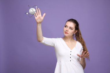 Kadın bilim atom modeli, araştırma kavramı ile