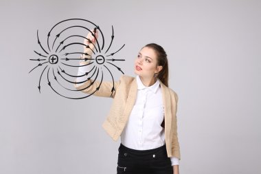 Genç kadın, fizik öğretmeni bir diyagram elektrik alanının çizer.