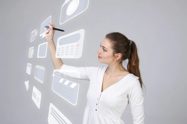 Mujer presionando el tipo de alta tecnología de los botones multimedia modernos sobre un fondo virtual — Foto de Stock