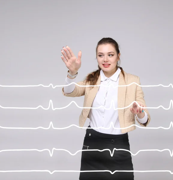 Dokter vrouw die werkt met cardiogram lijnen — Stockfoto