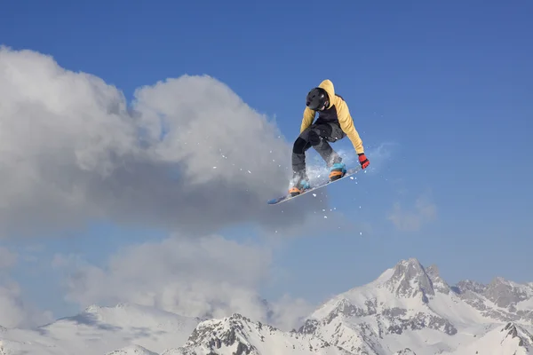 Snowboard rider sărind pe munți. Extrem snowboard freeride sport . — Fotografie, imagine de stoc