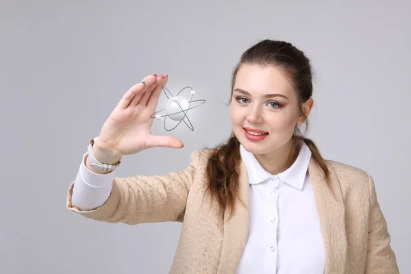 Mujer científica con modelo atómico, concepto de investigación — Foto de Stock