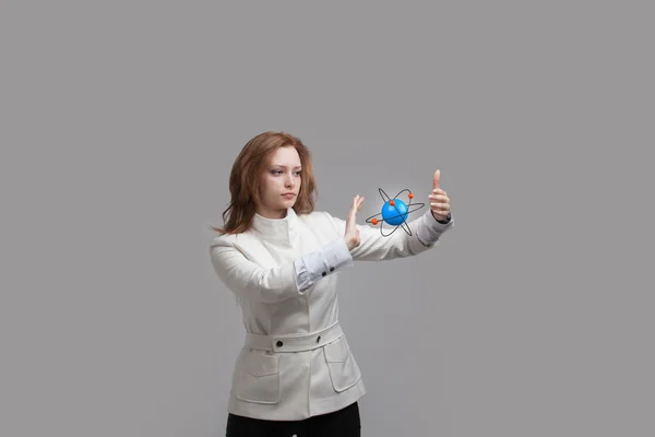 Femme scientifique avec modèle atome, concept de recherche — Photo