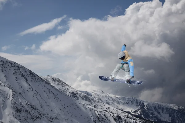 Snowboard rider saltando en las montañas. Extremo snowboard freeride sport. — Foto de Stock