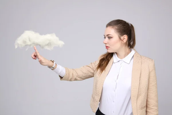 Giovane donna con tablet e cloud, concetto di cloud computing — Foto Stock