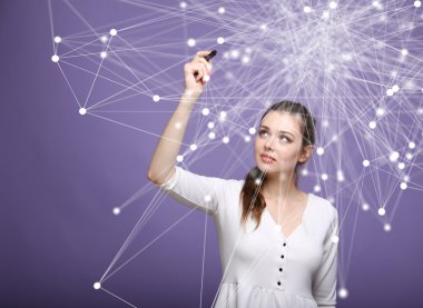 Küresel ağ bağlantı kavramı, fütüristik bilgisayar arayüzü ile çalışan kadın.