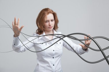 Elektrik kablolar ve teller, kadınla kavisli çizgiler