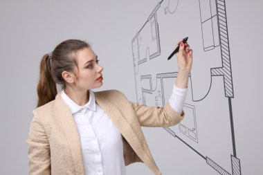 kadın mimar bir sanal daire planı ile çalışma