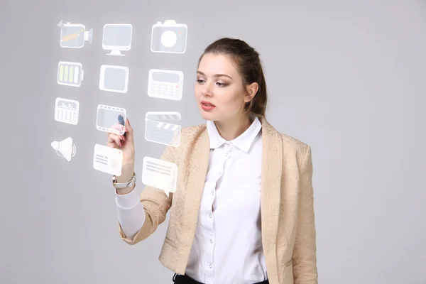 Mujer presionando el tipo de alta tecnología de los botones multimedia modernos sobre un fondo virtual — Foto de Stock