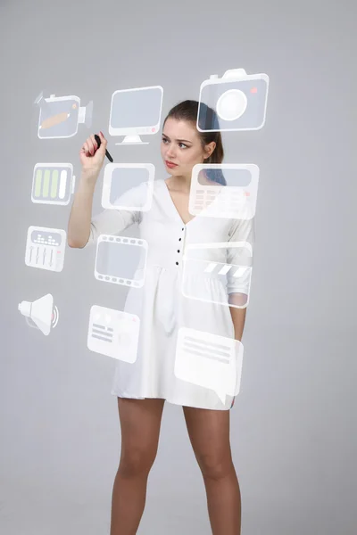 Vrouw op high-tech soort moderne multimediatoetsen op een virtuele achtergrond te drukken — Stockfoto