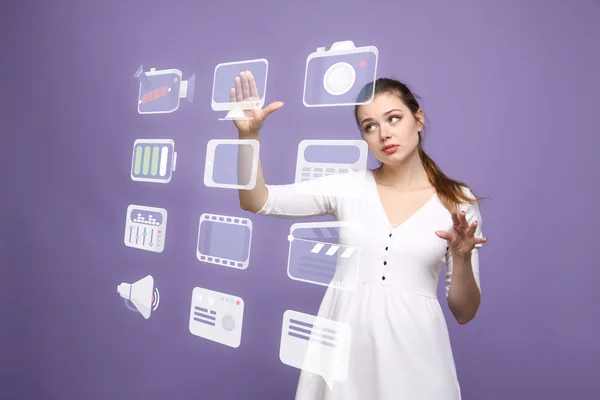 Женщина нажимает высокотехнологичный тип современных мультимедийных кнопок на виртуальном фоне — стоковое фото