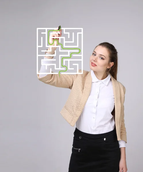 Jonge vrouw vinden van de oplossing van de doolhof, schrijven op het whiteboard. — Stockfoto