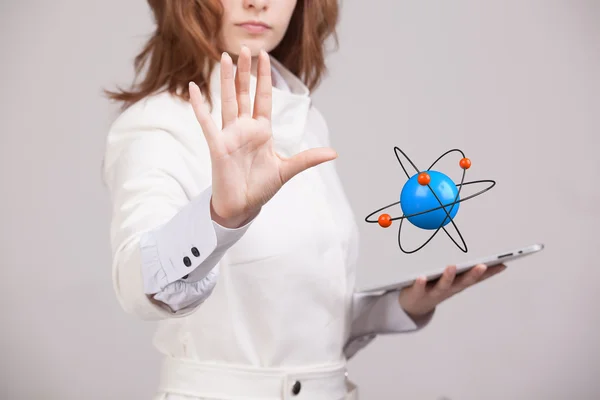 Kvinnan vetenskapsman med Atomen modellerar, forskning koncept — Stockfoto