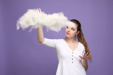 Genç kadın tutarak tablet ve bulut, bulut bilgi işlem kavramı