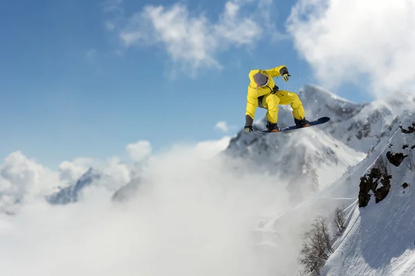 Snowboardfahrer springen auf Bergen. Extremer Snowboard Freeride Sport. — Stockfoto