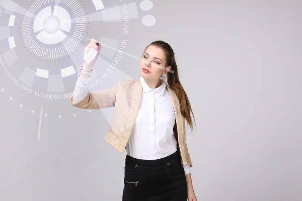 Технологии будущего. Женщина, работающая с футуристическим интерфейсом — стоковое фото
