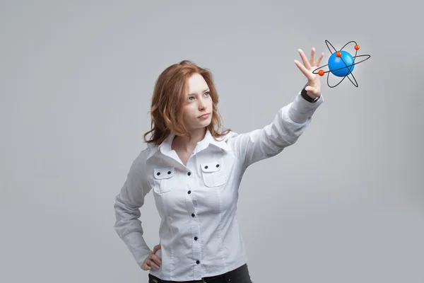 Mujer científica con modelo atómico, concepto de investigación — Foto de Stock