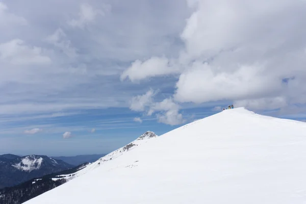 Vinter bergslandskap och mulen himmel. — Stockfoto