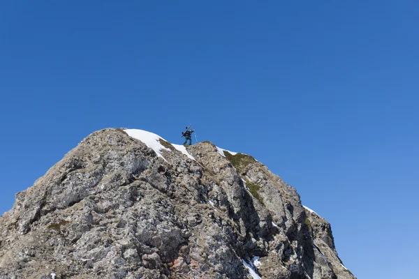 Muž s snowboardu na vrcholu hory, extrémní moutaineering. — Stock fotografie