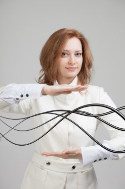 Elektrik kablolar ve teller, kadınla kavisli çizgiler