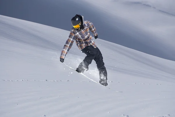 Snowboard rider saltando en las montañas. Extremo snowboard freeride sport. — Foto de Stock