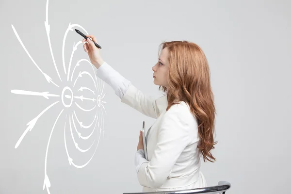 Jeune femme, professeur de physique dessine un diagramme du champ électrique — Photo