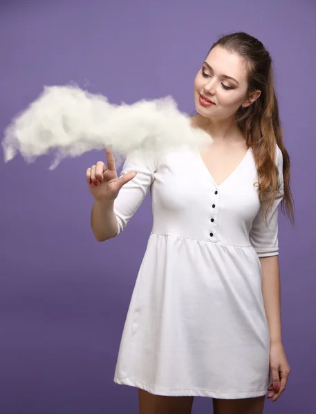 Mujer joven sosteniendo tableta y nube, concepto de computación en nube — Foto de Stock