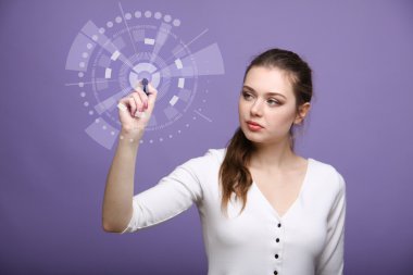 Gelecekteki bilgisayar teknolojisi. Fütüristik arabirimiyle çalışan kadın