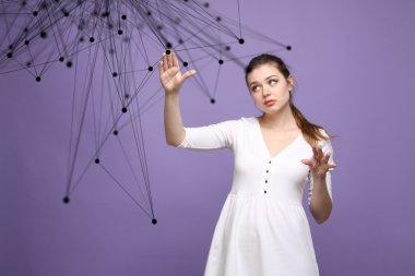 Dünya çapında ağ veya kablosuz Internet bağlantısı fütüristik konsept. Bağlantılı noktalar ile çalışan kadın.