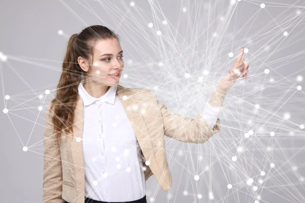 Weltweites Netzwerk oder drahtlose Internetverbindung futuristisches Konzept. Frau arbeitet mit verknüpften Punkten. — Stockfoto