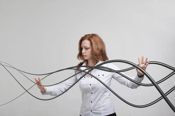 Vrouw met elektrische kabels of draden, gebogen lijnen — Stockfoto