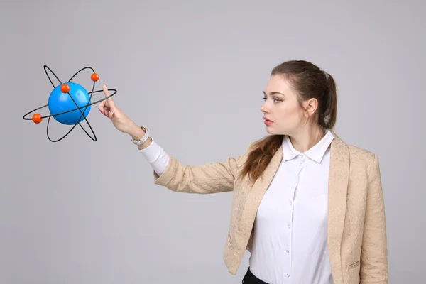 Mulher cientista com modelo atômico, conceito de pesquisa — Fotografia de Stock