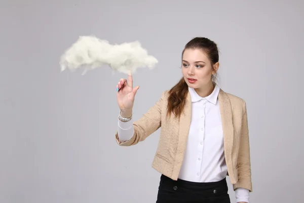 Jonge vrouw met tablet en cloud, cloud computing concept — Stockfoto